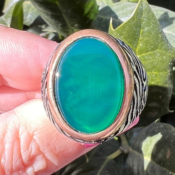 VINTAGE LARGE OVAL BEZEL SET GREEN ONYX AGATE CHALCEDONY SIGNET RING STATEMENT